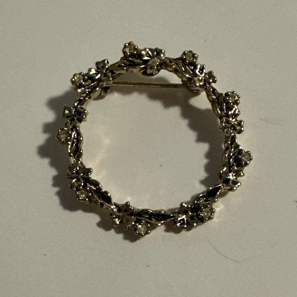 Gold Tone Circular Wreath Brooch Pin w/ Clear‎ Rhinestone Vintage
